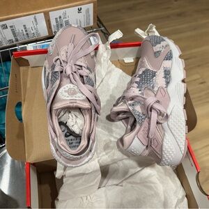 Nike Kids Sneakers in Pink and White